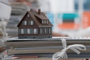 casa in miniatura e documenti