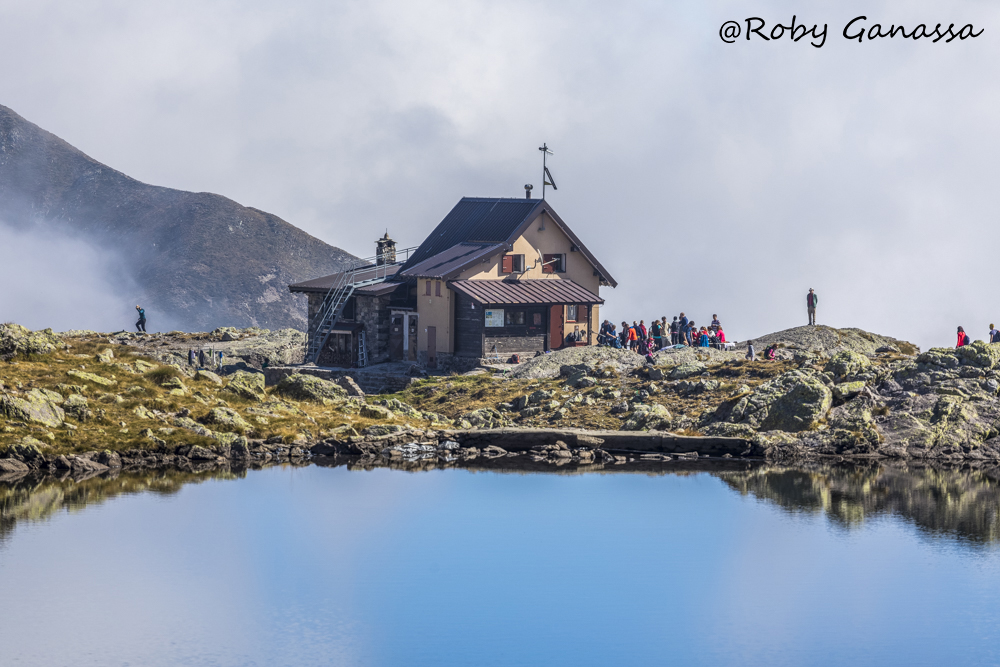 Rifugio Benigni sul laghetto