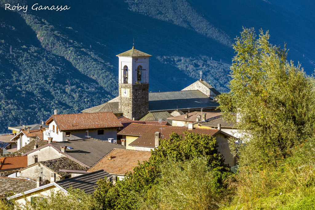 Mello campanile e tetti case