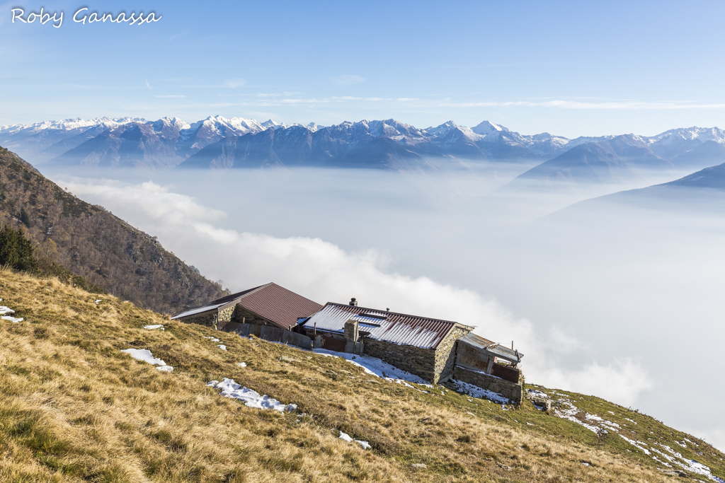 Sentiero Bonatti baita che sembra sulle nuvole