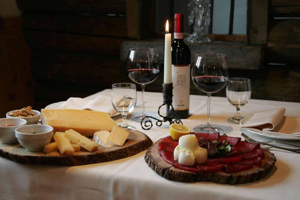 cena tipica valtellina con vino formaggio e bresaola